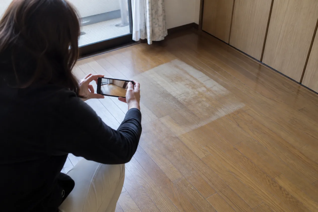 賃貸住宅の床の状態をスマートフォンで撮影して記録する説明用画像